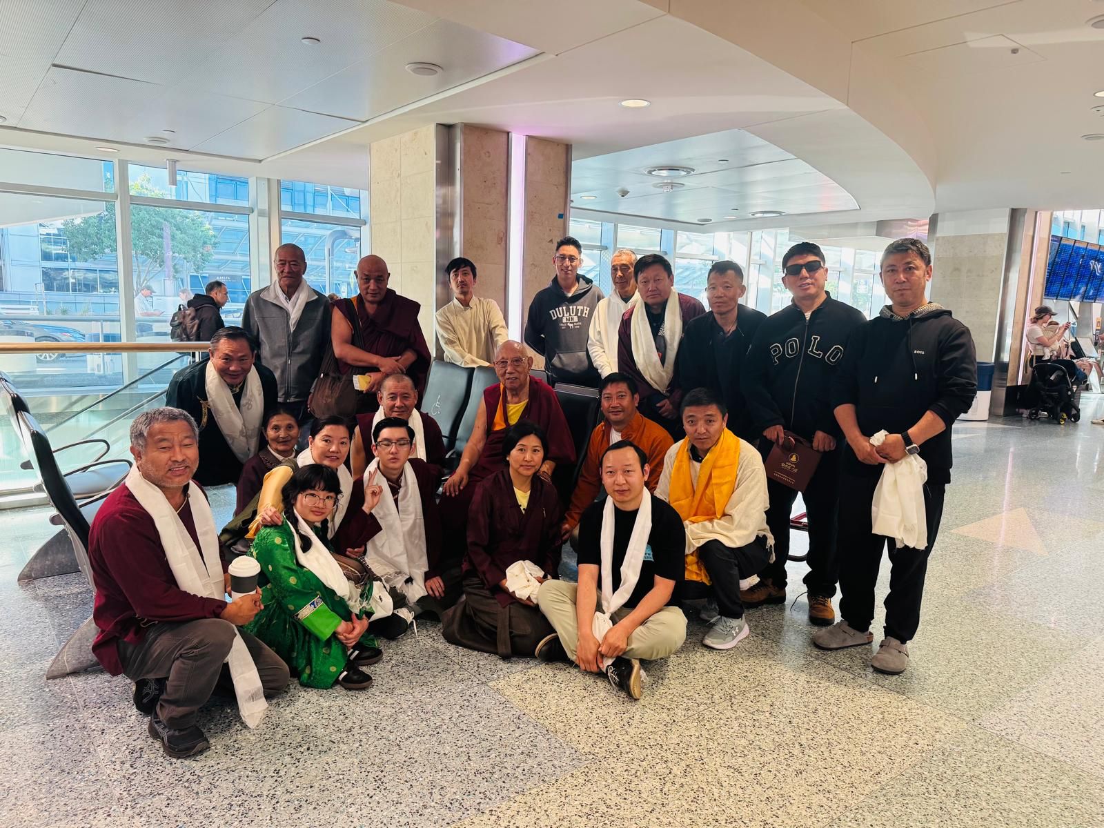 Sera Jey’s Kyabje khan Zur Rinpoche Lobsang Delek  (Madhyamakāvatāra) having successfully completed a week, Dharma program and teachings in Minnesota, departed this morning at 9 :20 flight from Minnesota to California. Those who came to see him off gathered together at the airport to bid him farewell.